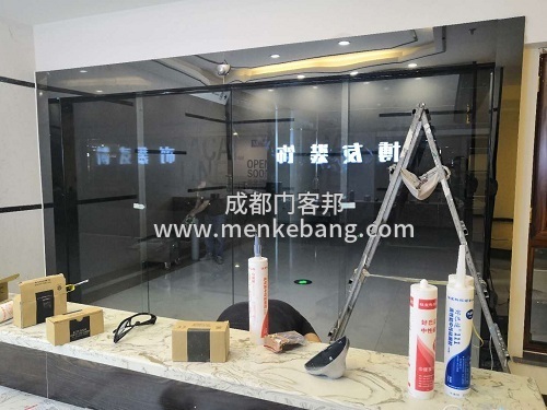 成都寫(xiě)字樓自動(dòng)感應(yīng)門案例,裝修公司感應(yīng)門案例,辦公室無(wú)框玻璃感應(yīng)門案例2